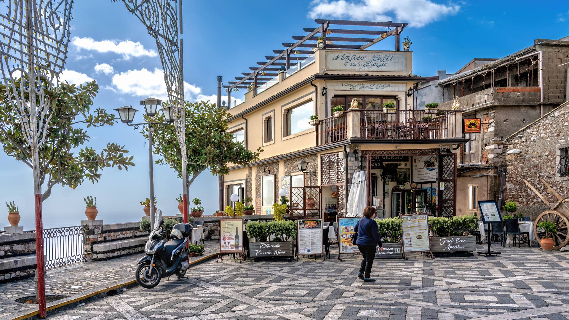 Die Piazza Sant'Antonio ist eine der ersten Anlaufstellen in der Stadt. Hier gibt es nicht nur ein nettes Restaurant, sondern man hat auch einen atemberaubenden Blick auf die Umgebung.